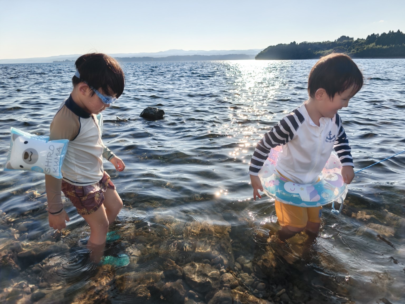 能登の海で自然を楽しむ子どもたち
